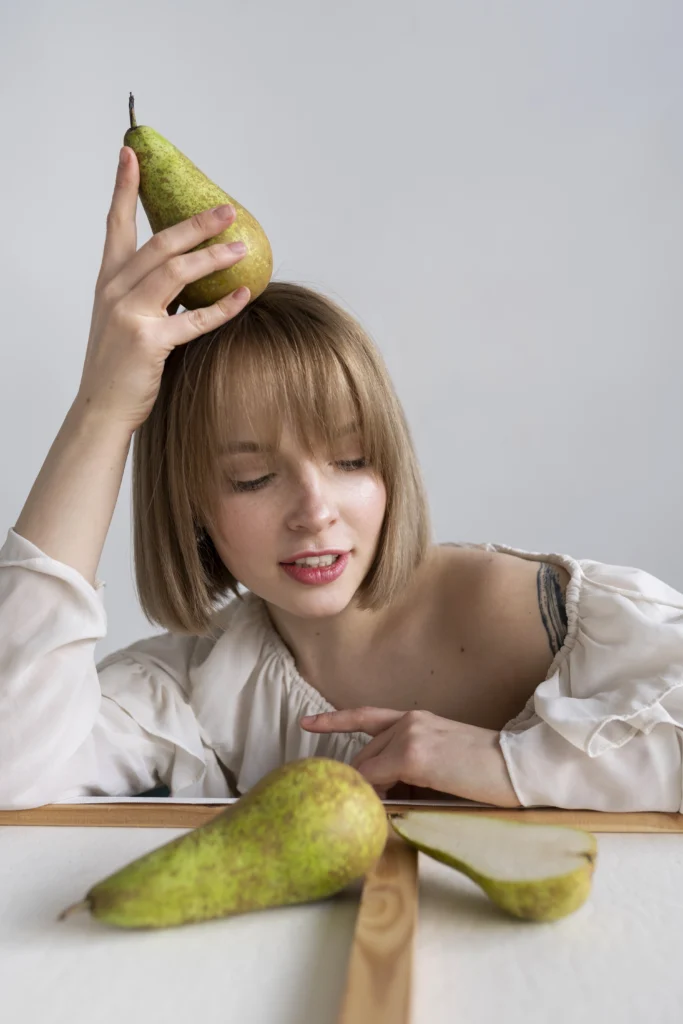 ragazza con un po di frutta di pere sul tavolo